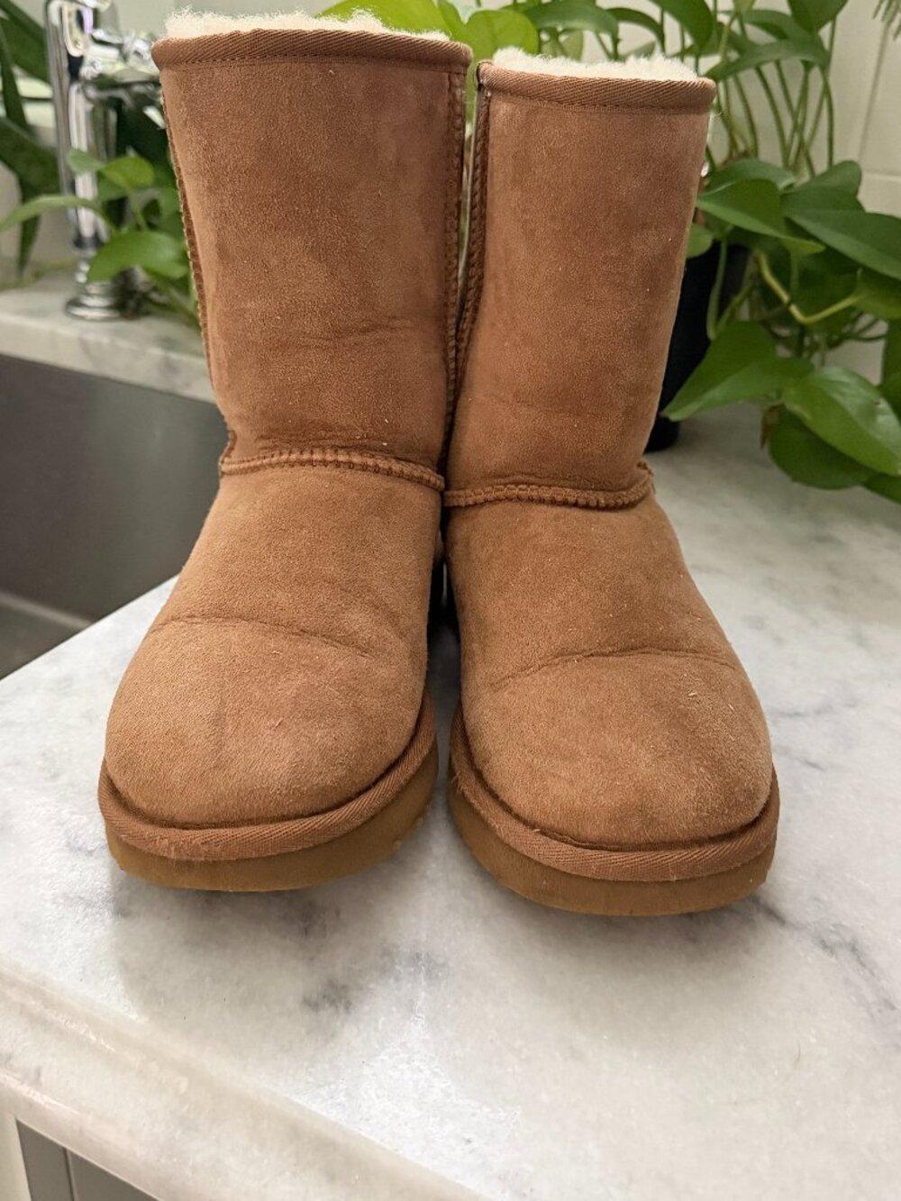 UGG Classic Short II Boots Women’s Size 6 Chestnut Sheepskin Suede 1016223